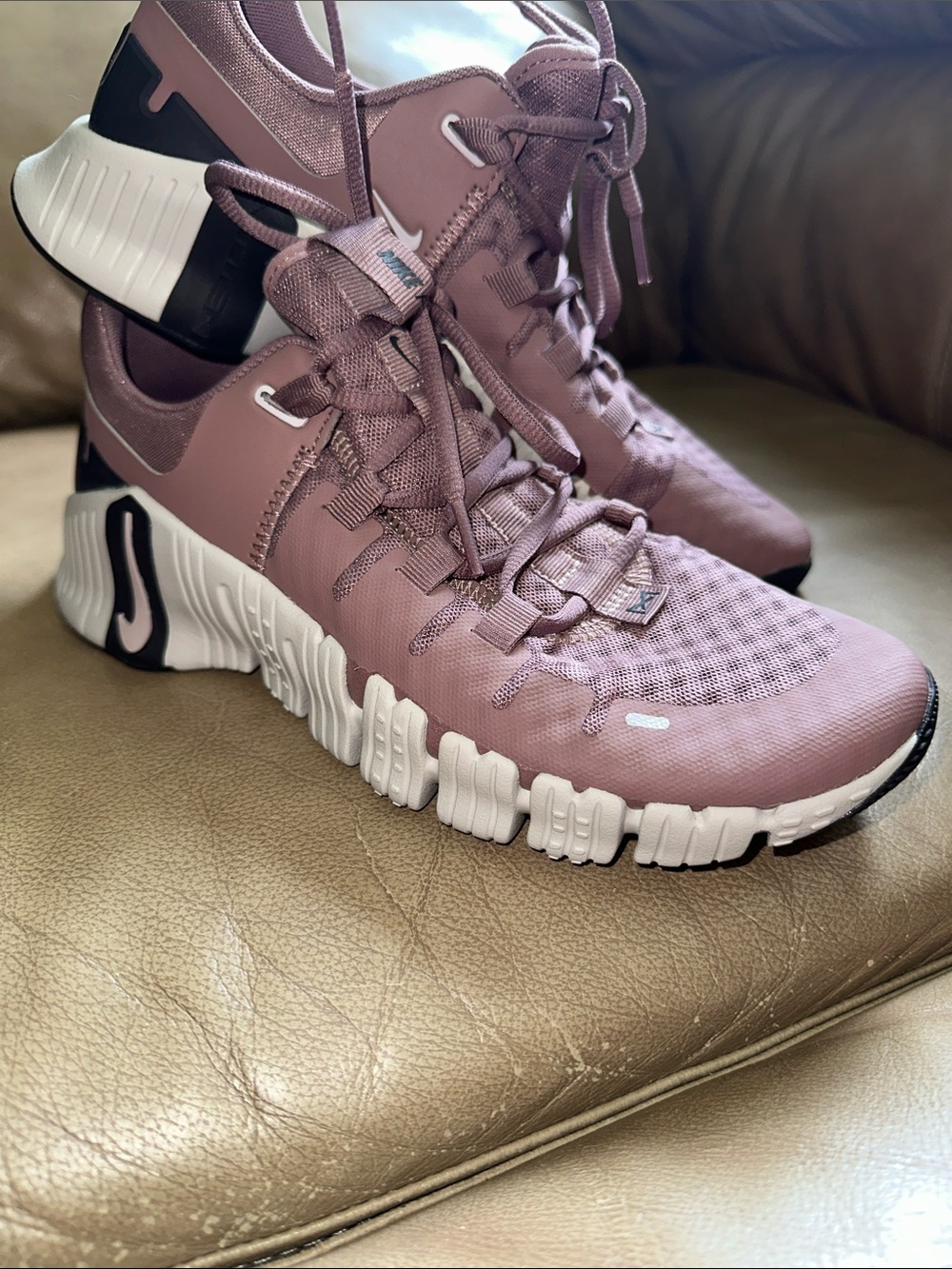 Nike Mauve Lace-Up Athletic Sneakers with White Sole 9.5 women’s new but no box